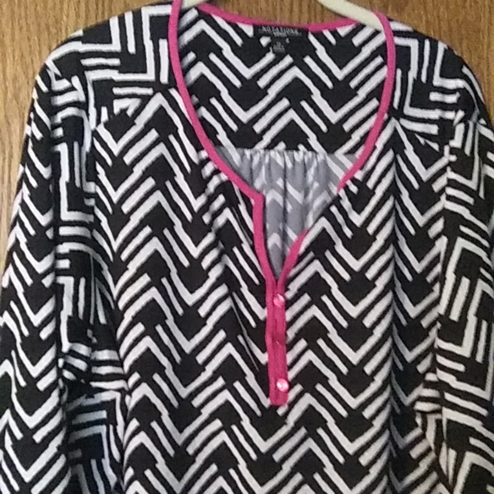 Women's Notations V Button Patterned Top - image 3